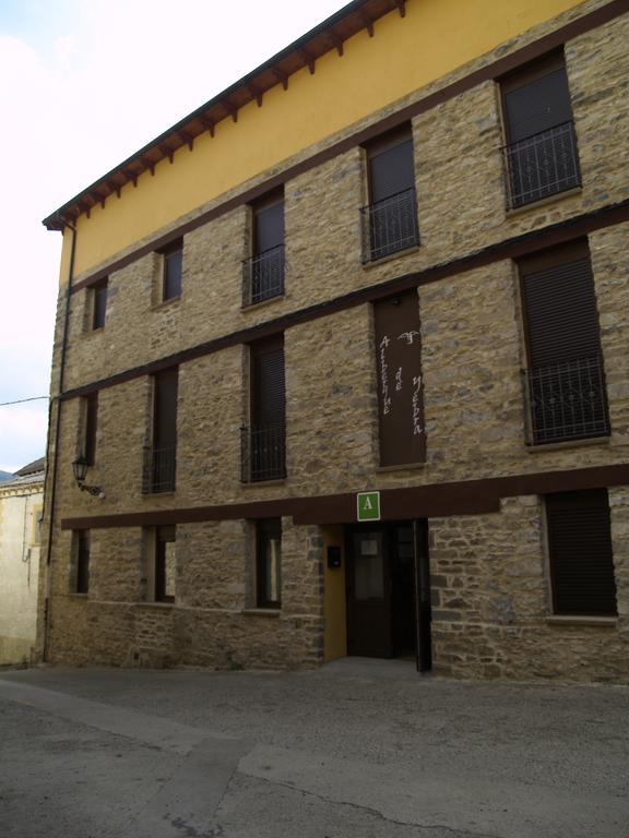 Albergue De Yebra Yebra de Basa ภายนอก รูปภาพ